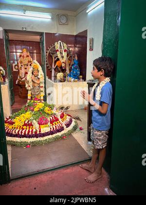 Chennai, Indien, 20. Aug 2022: Glühende Anhänger von Lord Krishna feiern weltweit Lord Krishnas`s Geburtstag - bekannt als Krishna Jayanthi - mit großer Hingabe und Ehrfurcht! Lord Krishna wurde am Tag des Sterns Rohini im tamilischen Kalendermonat Aavani auf Ashtami Thithium Mitternacht geboren! Als solche wird Krishna Jayanthi oder Gokulashtami oder Janmashtami jedes Jahr an diesem Tag mit großer Hingabe gefeiert - Quelle: Seshadri SUKUMAR/Alamy Live News Stockfoto